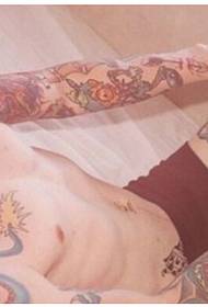 Hombre europeo sexy color tótem flor brazo personalidad tatuaje figura