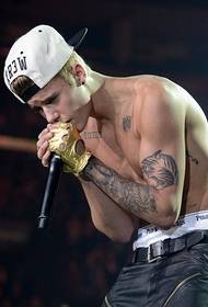 90 ngemuva komculi uJustin Bieber flower arm tattoo