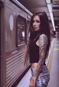 地铁里的欧美女性花臂纹身刺青