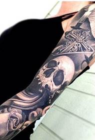pendekeza tattoo nyeusi na nyeupe ya mkono wa maua