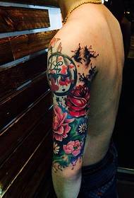 uno spettacolo di tatuaggi da braccio di fiori maschili