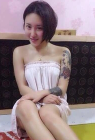 Tatuaggio braccio personalità sexy ragazza fiore