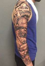 Boy's arm op zwart grijs punt doorn vaardigheid figuur portret bloem arm tattoo foto