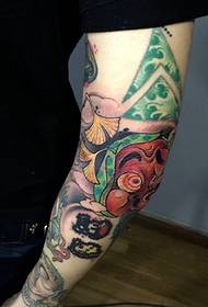 Le immagini di tatuaggi modernisti a braccio di fiori meritano di avere