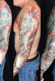 Pojat käsivarret maalattu akvarelli luonnos dominoiva Classic Dragon Totem Kukkavarren tatuointi kuva