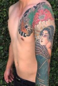 Tattoo i krahut të luleve tradicionale 9 krahë lule tradicionale fotografi tatuazhesh