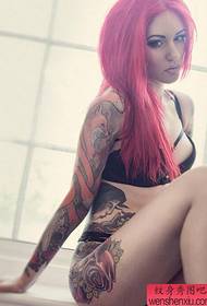 Popularni djevojka seksi cvjetni krak tetovaža uzorak