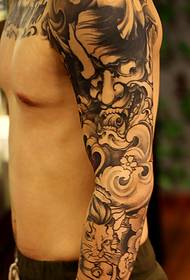 Roka za rože tradicionalno kot vzorec tatoo