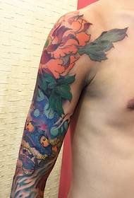 Capturez le motif de tatouage totémique du bras de la fleur agressif