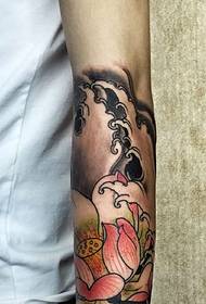 Tatuaje de loto de brazo de flor de lote novo e enérxico