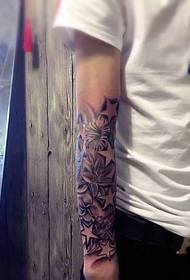 Mężczyźni mogą również pozować tatuaż tatuaż na ramieniu kwiatowym