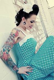 immagine sexy del modello del tatuaggio del braccio del fiore di colore di personalità della donna di modo