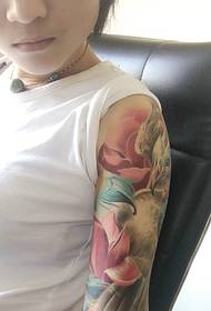 Tatoo la maua nyeupe ya msichana wa Phoenix
