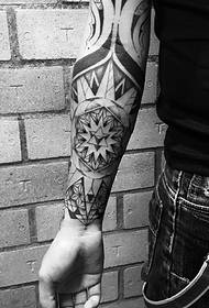 Tatuaggio tatuaggio totem braccio fiore bello
