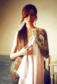 Pattern di tatuaggi di donna di bracciu di fiore