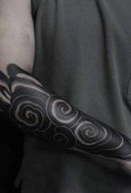 Braccio del ragazzo sullo schizzo grigio nero creativo foto di tatuaggio del braccio di fiori di buon auspicio nuvola