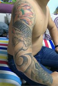 us aka uso nga bulak nga bukton nga tattoo sa bulak