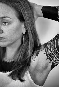 vrouwelijke zwarte grijze totem dubbele bloem arm tattoo patroon 2