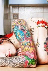 Tattoo show resmi bir kadın rengi çiçek kol dövme deseni tavsiye