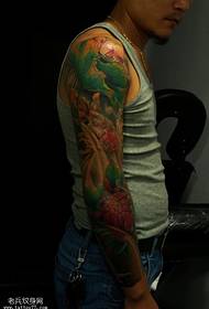 Lotus urre koloreko krisantemoak lore besoaren tatuaje eredua