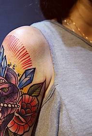Il modello del tatuaggio del braccio del fiore della personalità della bellezza di moda è molto accattivante