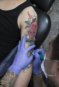 Zasljepljujući cvjetni krak mali prajna tetovaža uzorak