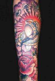 Modeli i bukur i tatuazhit të krahut të luleve