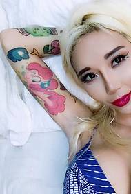 Wit haar meisje bloem arm tattoo patroon mode charmant