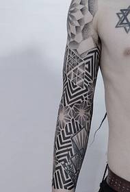 Ang sumbanan sa malalang bulak sa bukton geometric totem nga tattoo