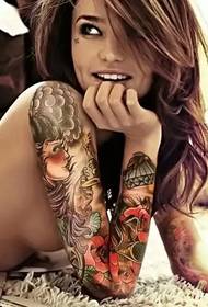 Gražios gėlių rankos tatuiruotės