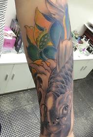 Calamaru braccia florale cun mudellu di tatuaggi di lotus