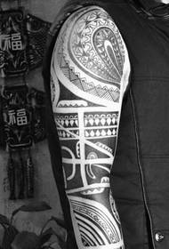 ບັນຍາກາດແບບ style totem tattoo ແຂນດອກໄມ້