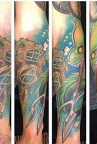 Color moda flor brazo tatuaje buzo y calamar y dios del mar tridente tatuaje fotos