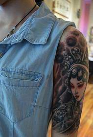 Tatuaggio tradizionale squisito con braccio a fiore