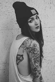 Skönhet svart grå blomma arm tatuering mönster