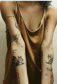Kelios gėlių rankos tatuiruotės tatuiruotės, lėtai sudarytos iš mažų raštų