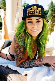 Ragazza sexy al sole con bellissimi tatuaggi floreali sul braccio