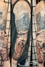Hermoso tatuaje de brazo de flor en tema de guerra