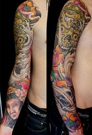 La parte del braccio del fiore del tatuatore greco KOSTAG funziona