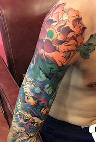 O brazo de flores como unha tatuaxe é moi atractivo
