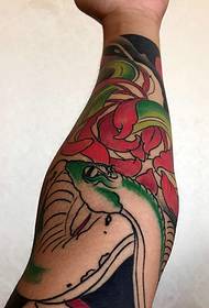 Nuori, aggressiivinen kukkavarsi totem tatuointi tatuointi