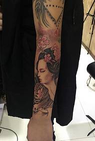 Flor del tatuatge de la flor de l'estil japonès