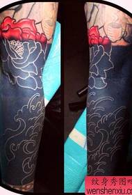Un tatuaggio sul braccio nero con una personalità diversa