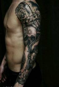 Modello di tatuaggio teschio fiore braccio moda