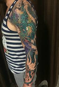 Tatuaggio drago drago braccio braccio fiore super accattivante ti fa vedere abbastanza