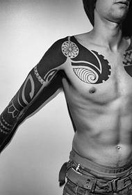 masciu neru grisgiu semplice totem fiore braccio tatuaggio mudellu di foto