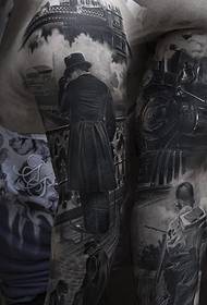 Klasyczny czarno-szary kwiatowy tatuaż na ramieniu od męskiego tatuażysty Silvano