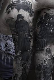 Tattooist мард Силвано Tattoo дасти бозуи гулдори классикӣ