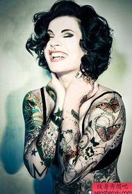 Frau kreative Farbe Blume Arm Tattoo funktioniert