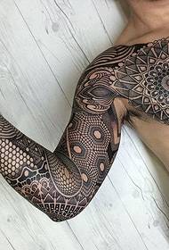 Model de tatuaj cu braț complet geometric negru cu suprafață mare